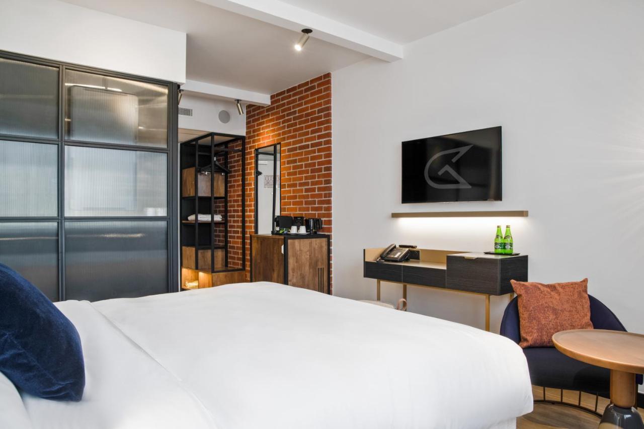Superior Room 1 Queen Bed